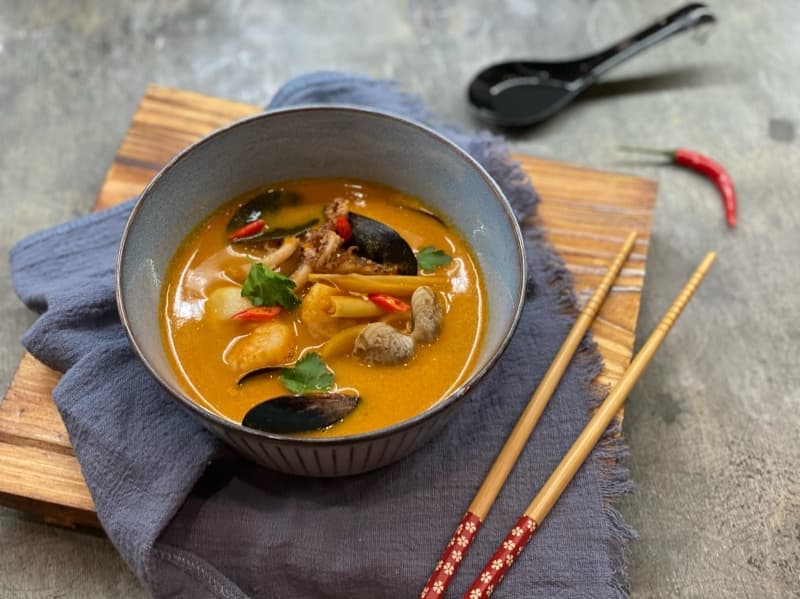 Креветки и кальмары лолиго в соусе Том Ям