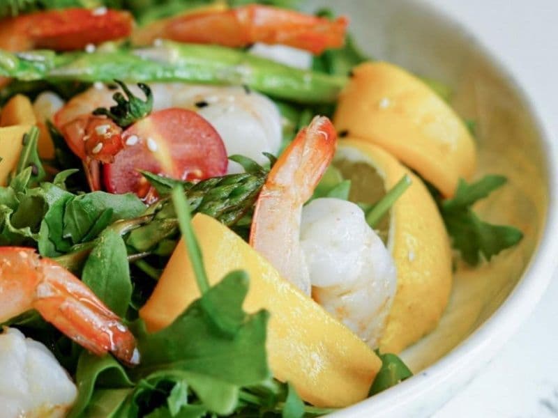 Рецепт салата с обжаренными креветками, манго и овощами