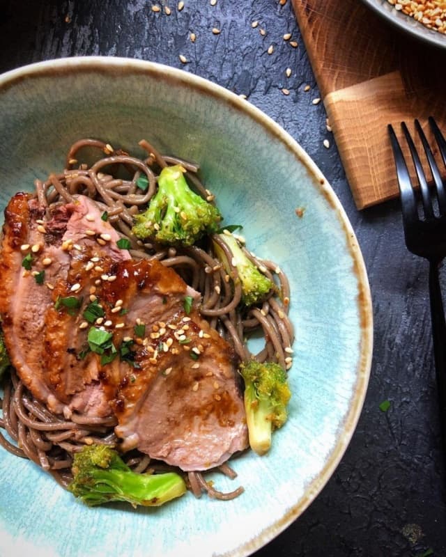 Утка в азиатском маринаде с гречневой лапшой и брокколи 