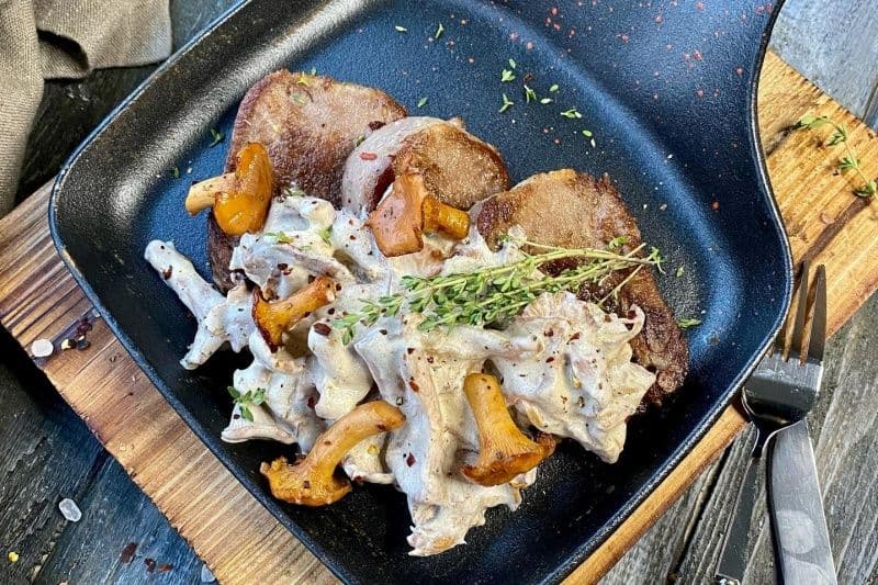 Говяжий язык с соусом из лисичек