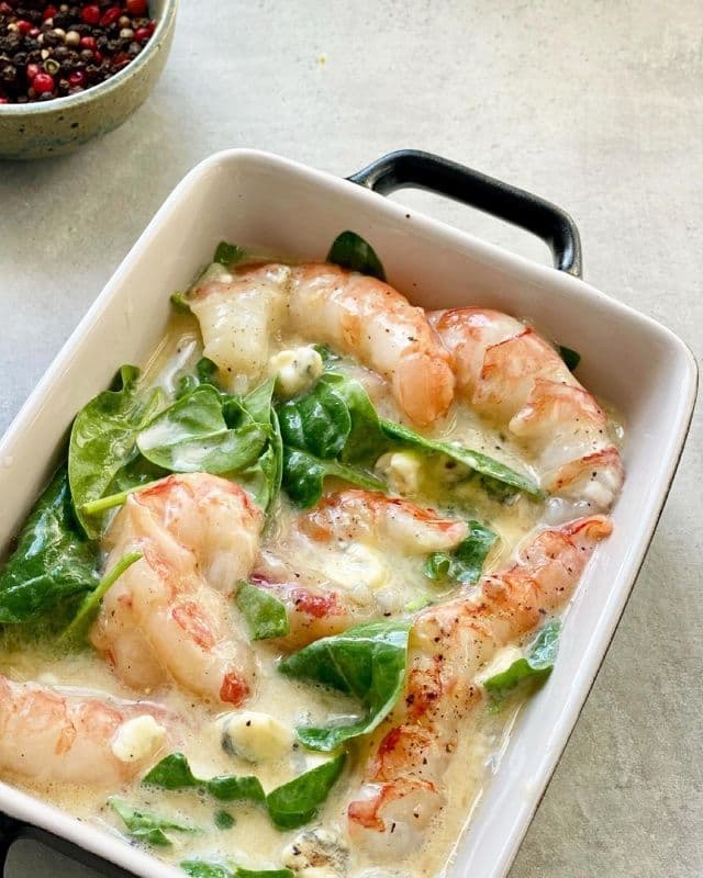 Запечённый омлет с лангустинами и сыром дорблю