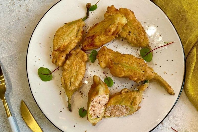 Цветы цукини с лососем и сыром