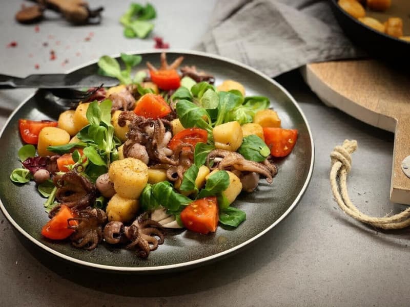 Салат из осьминогов беби и гребешков