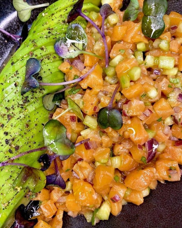 Тартар из кижуча с авокадо