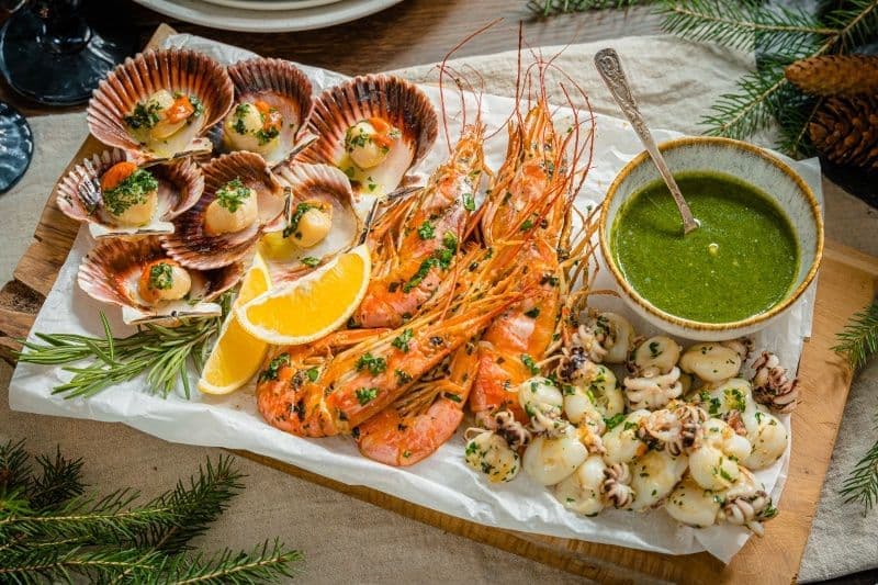 Плато с морепродуктами и овощами на горячее