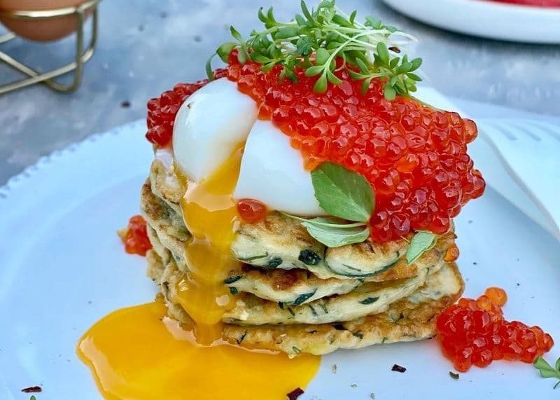 Кабачковые оладьи с красной икрой и яйцом пашот