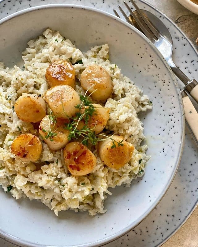 Гребешки с «ризотто» из цветной капусты с кокосовым молоком