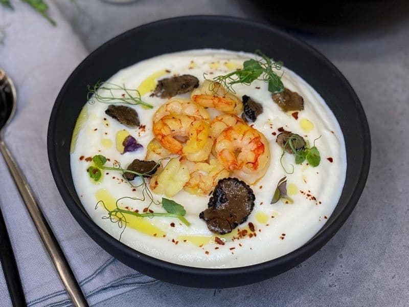 Суп из цветной капусты с креветками и слайсами трюфеля