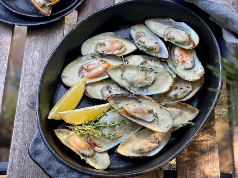 Мидии "киви" с горгонзолой на угольном гриле или мангале