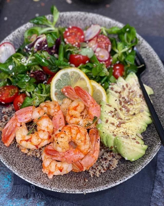 Боул с креветками и киноа 