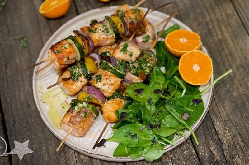 Шашлычки из лосося с мандариновой заправкой