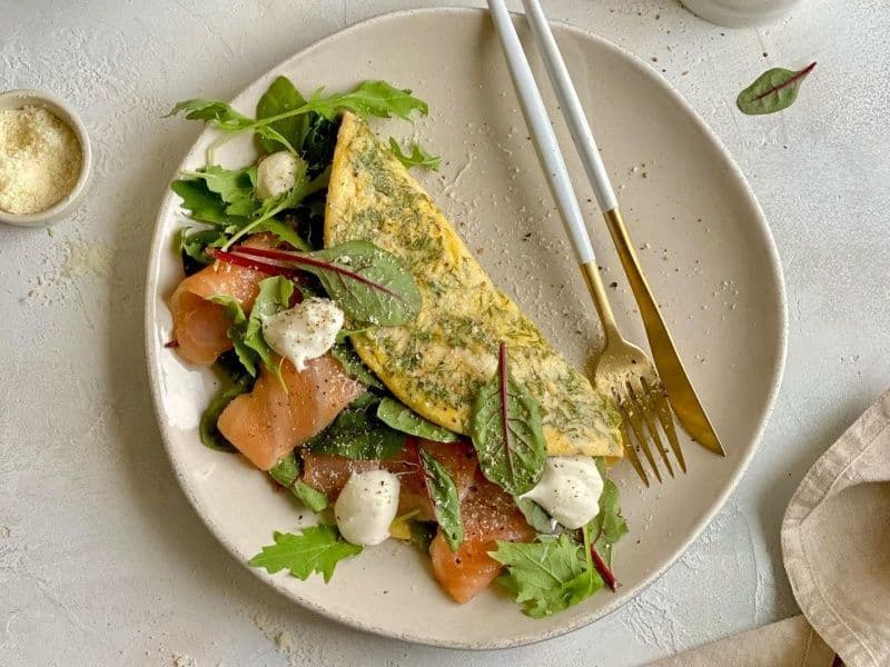 Омлет с зеленью, слабосоленым лососем, сыром и салатом