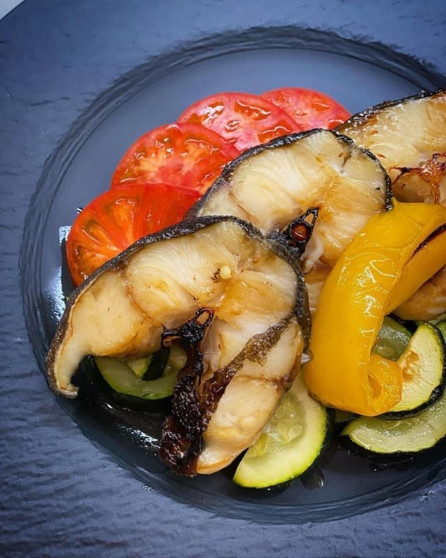 Черная треска (угольная рыба) в карамели с овощами
