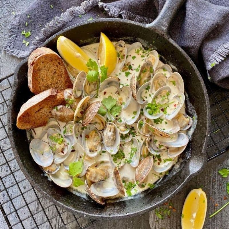 Вонголе в сливочном соусе с розмарином и тимьяном