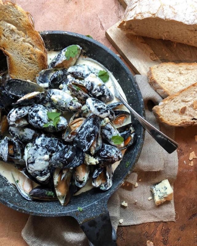 Мидии, горгонзола и хрустящие тосты