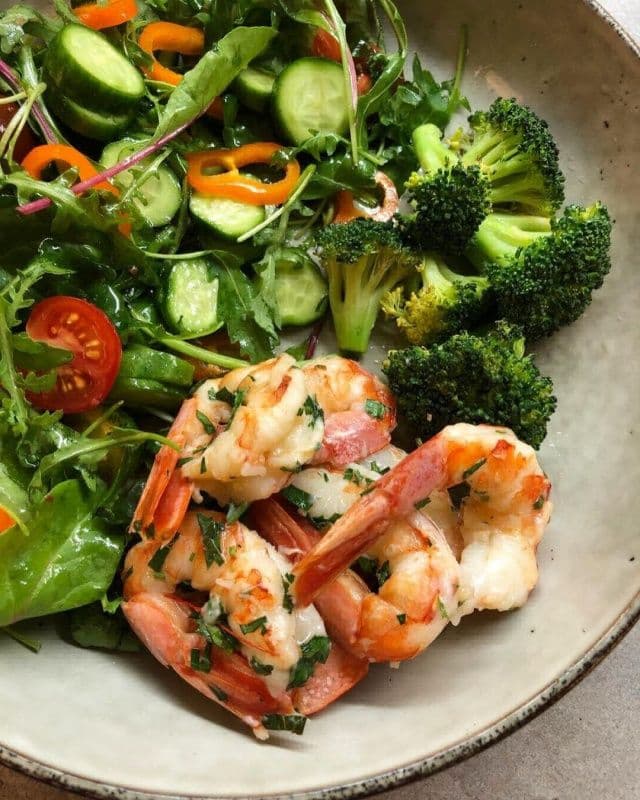 Лимонно-чесночные креветки запечённые с брокколи