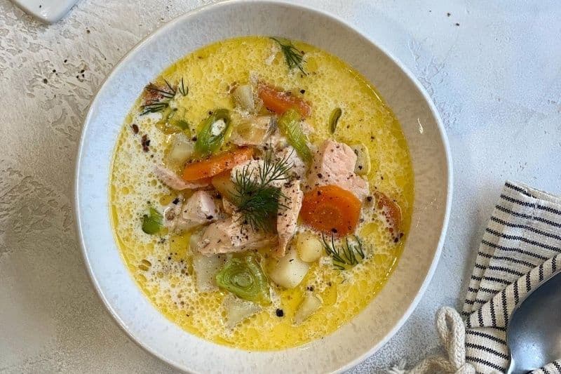 Нежный сливочный суп лохикейтто с кижучем и луком порей