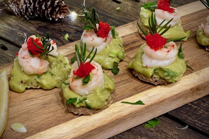 Канапешки с лангустинами и гуакамоле