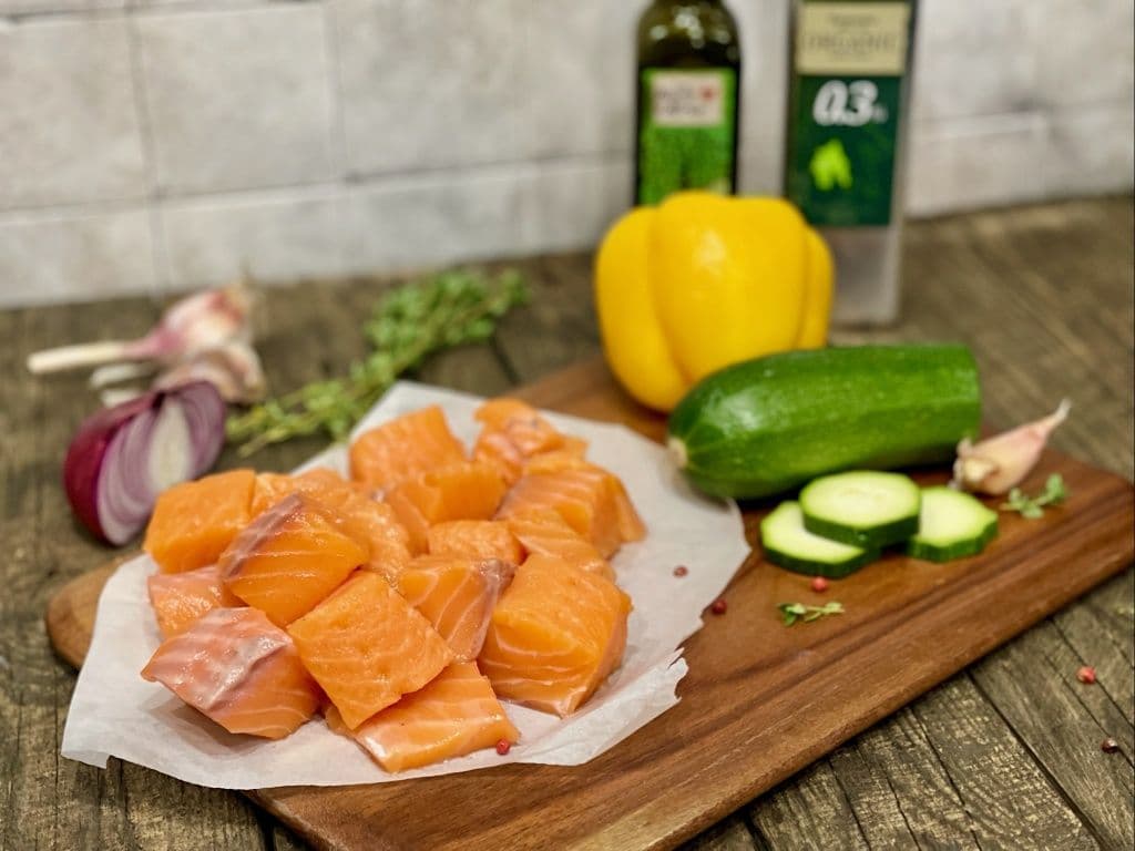 Лосось с цукини, болгарским перцем и крымским луком на гриле, со свежим шпинатом и мандариновой заправкой_низ1.JPG