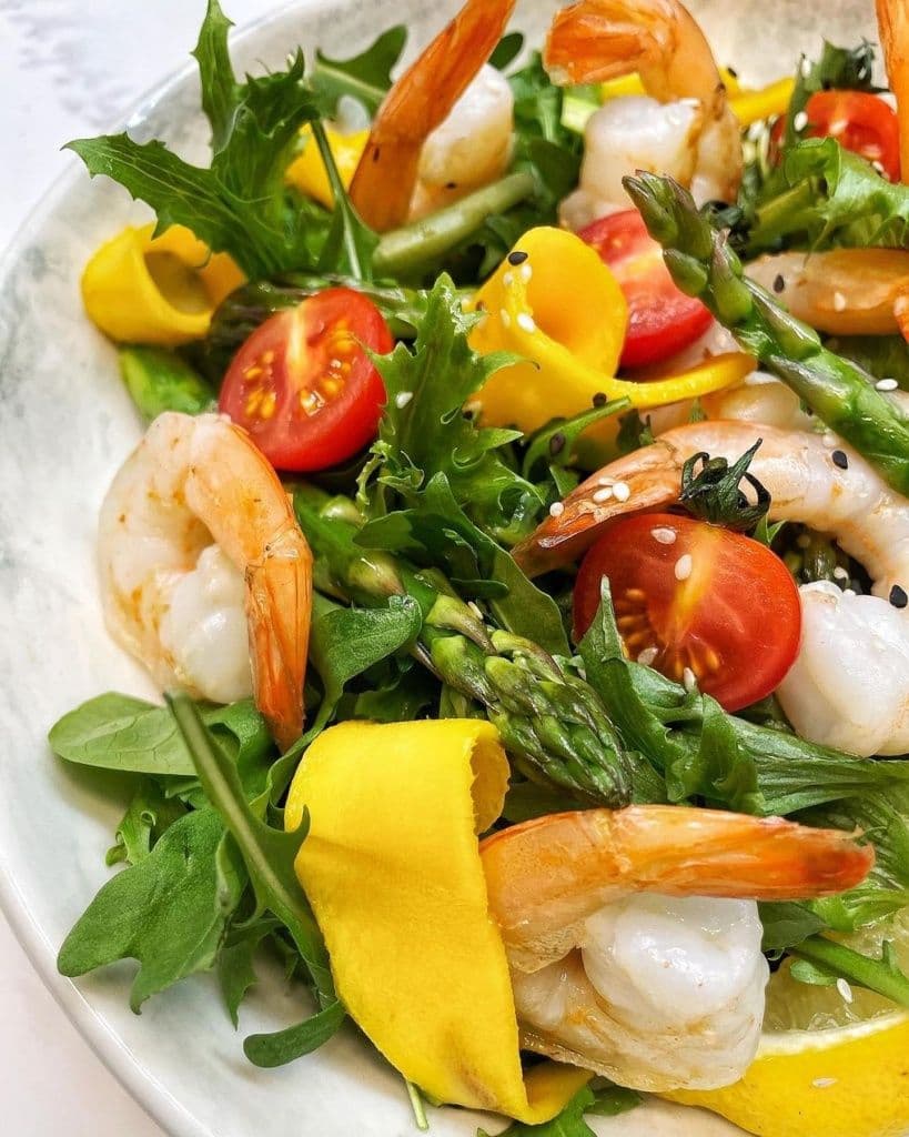 Рецепт салата с обжаренными креветками, манго и овощами1.jpg