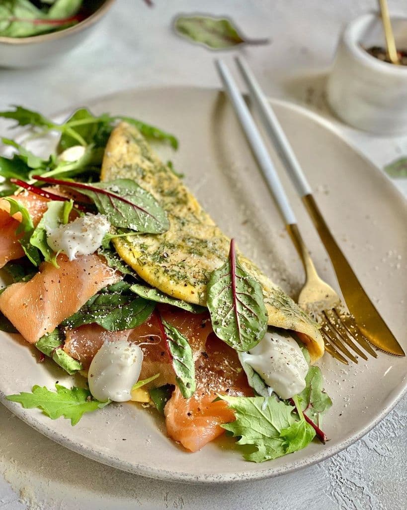 Омлет с зеленью, слабосоленым лососем, сыром и салатом1.jpg