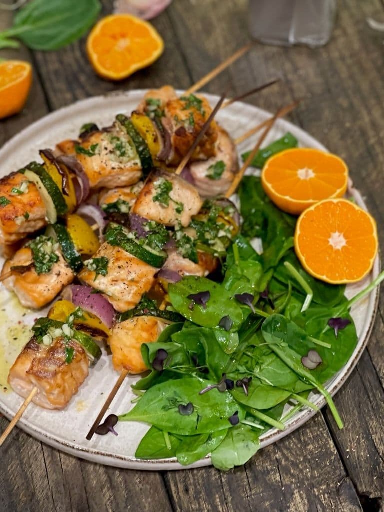 Лосось с цукини, болгарским перцем и крымским луком на гриле, со свежим шпинатом и мандариновой заправкой2стр.jpg
