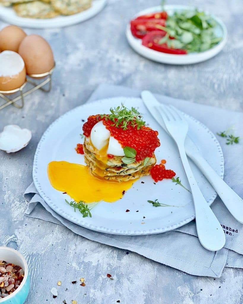 Кабачковые оладьи с красной икрой и яйцом пашот2.jpg
