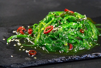 Салат с морскими водорослями Чука зеленая