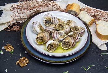 Улитки с жареным арахисом "По-сомьерски"